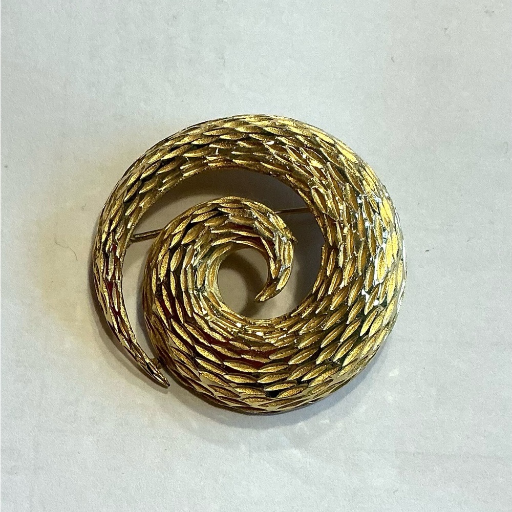 Vintage BSK Diamond Cut Gold Swirl Brooch